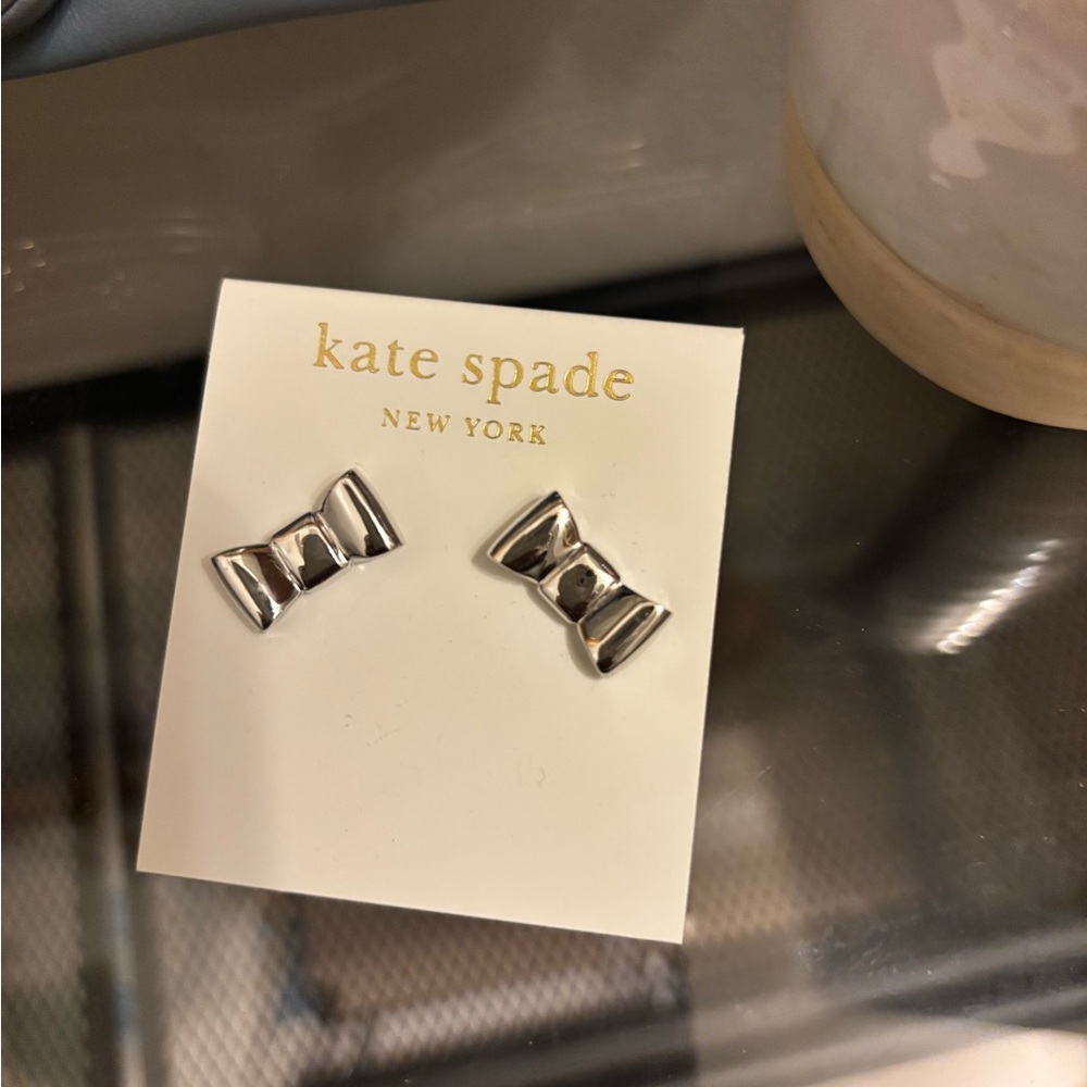 Kate Spade silver bow earrings nwt - Picture 4 of 4